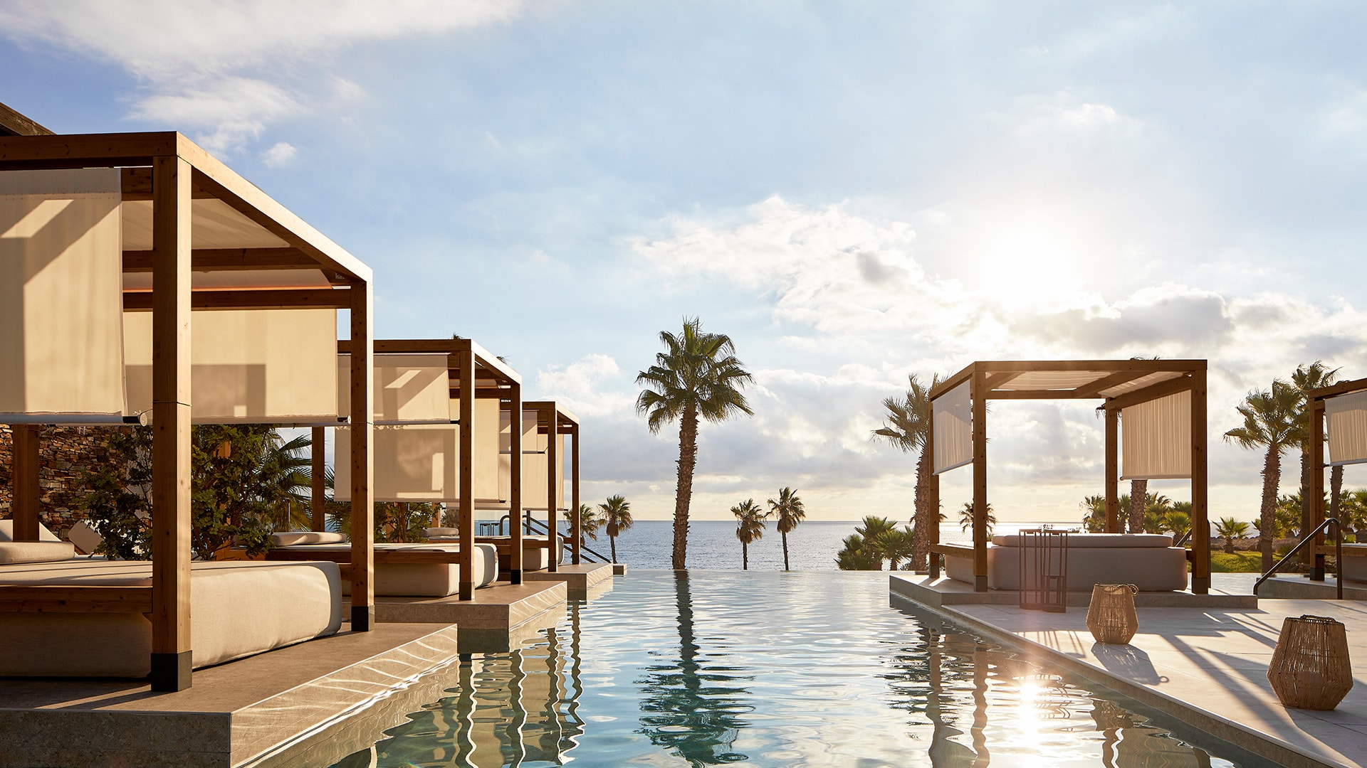 Cabañas lujosas junto a la piscina con vistas al mar en Macenas Mediterranean Resort
